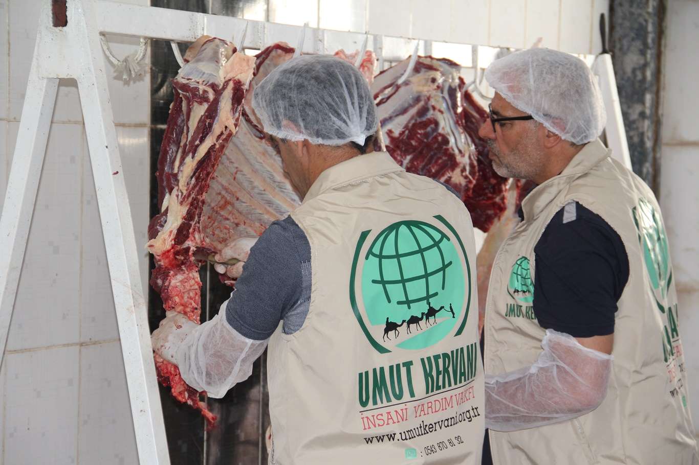 Umut Kervanı yetim ve muhtaç ailelere kurban eti ulaştırmayı sürdürüyor